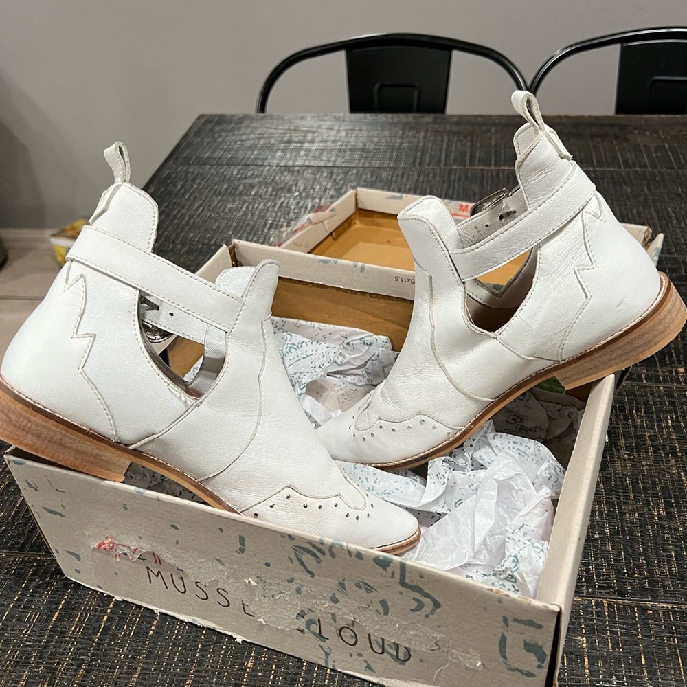 Musse & Cloud White Leather Cutout Western Ankle Booties with Silver Buckles - Picture 6 of 8